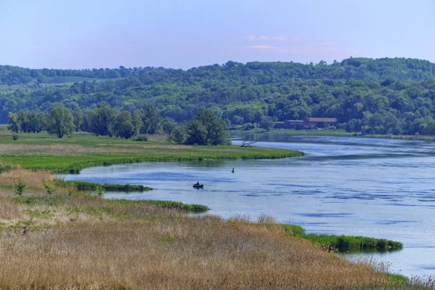 Ein Fischer mit Boot auf der Oder im Nationalpark Unteres Odertal in der Uckermark. Stützkow, Angermünde, Brandenburg, Deutschland A fisherman with a boat on the Oder in the Lower Oder Valley National Park in the Uckermark. Stützkow, Angermünde, Brandenburg, Germany Copyright: imageBROKER MarkusxBeck iblmbk17735450.jpg