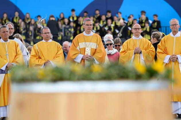 News Bilder des Tages Mit einem Schlussgottesdienst ging am Sonntag (17.05.2026) auf dem Residenzplatz der 104. Deutsche Katholikentag in Wuerzburg zu Ende. (Foto v.l.: Mario Kardinal Grech, Generalsekretaer der Bischofssynode; Diakon Manfred Mueller (Müller); Bischof Heiner Wilmer, Vorsitzende der katholischen Deutschen Bischofskonferenz (DBK); Wuerzburger Bischof Franz Jung; Burkhard Hose, Hochschulpfarrer und Vorstand von OutInChurch) Zehntausende Teilnehmerinnen und Teilnehmer haben das Christentreffen seit Mittwochabend besucht. Neben innerkirchlichen Themen wie dem Missbrauchsskandal wurde das Laientreffen von Debatten zu weltweiten Kriegen, zum Klimawandel und zur Rolle der Kirche gepraegt. (Siehe epd-Meldung vom 17.05.2026) EDITORIAL USE ONLY