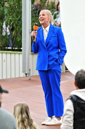ZDF - Fernsehgarten. Moderatorin Andrea Kiwi Kiewel während der ZDF - Unterhaltungsshow Fernsehgarten am 17.05.2026 in Mainz. 20260517MWI122005