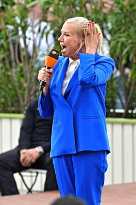 ZDF - Fernsehgarten. Moderatorin Andrea Kiwi Kiewel während der ZDF - Unterhaltungsshow Fernsehgarten am 17.05.2026 in Mainz. 20260517MWI122022