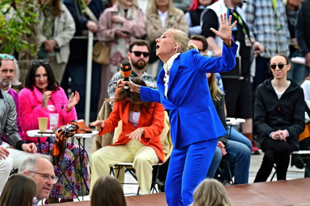 ZDF - Fernsehgarten. Moderatorin Andrea Kiwi Kiewel während der ZDF - Unterhaltungsshow Fernsehgarten am 17.05.2026 in Mainz. 20260517MWI122081