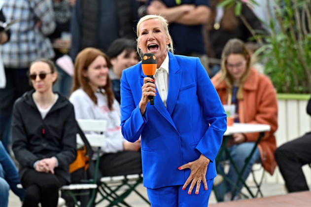 ZDF - Fernsehgarten. Moderatorin Andrea Kiwi Kiewel während der ZDF - Unterhaltungsshow Fernsehgarten am 17.05.2026 in Mainz. 20260517MWI122101
