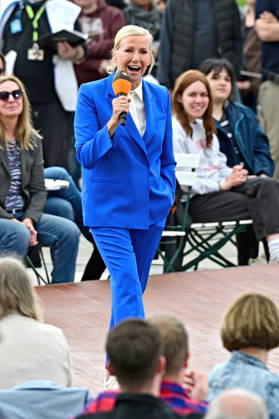 ZDF - Fernsehgarten. Moderatorin Andrea Kiwi Kiewel während der ZDF - Unterhaltungsshow Fernsehgarten am 17.05.2026 in Mainz. 20260517MWI122105