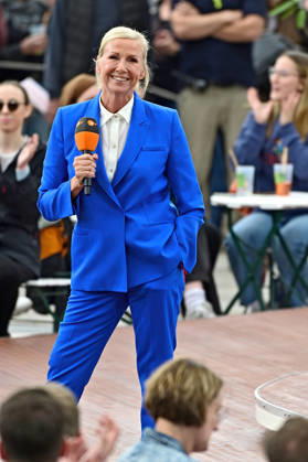 ZDF - Fernsehgarten. Moderatorin Andrea Kiwi Kiewel während der ZDF - Unterhaltungsshow Fernsehgarten am 17.05.2026 in Mainz. 20260517MWI122122