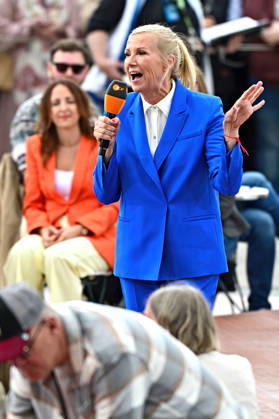 ZDF - Fernsehgarten. Moderatorin Andrea Kiwi Kiewel während der ZDF - Unterhaltungsshow Fernsehgarten am 17.05.2026 in Mainz. 20260517MWI122133