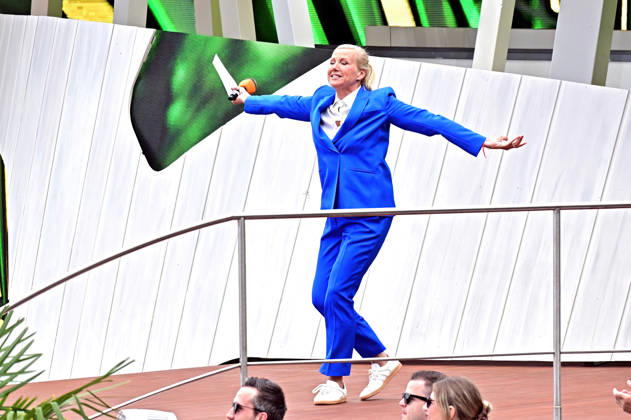 ZDF - Fernsehgarten. Moderatorin Andrea Kiwi Kiewel während der ZDF - Unterhaltungsshow Fernsehgarten am 17.05.2026 in Mainz. 20260517MWI122164