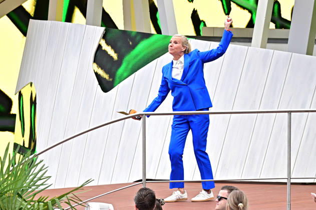ZDF - Fernsehgarten. Moderatorin Andrea Kiwi Kiewel während der ZDF - Unterhaltungsshow Fernsehgarten am 17.05.2026 in Mainz. 20260517MWI122170