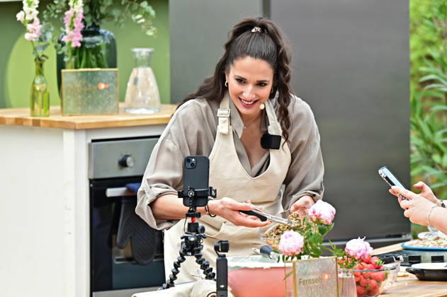 ZDF - Fernsehgarten. Sally Özcan während der ZDF - Unterhaltungsshow Fernsehgarten am 17.05.2026 in Mainz. 20260517MWI122333