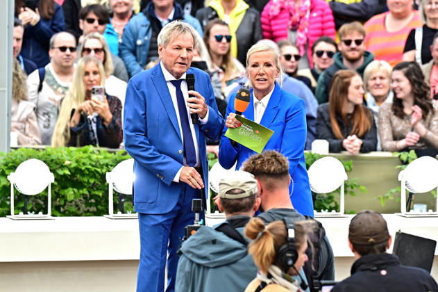 ZDF - Fernsehgarten. Moderatorin Andrea Kiwi Kiewel und Sänger Bernhard Brink während der ZDF - Unterhaltungsshow Fernsehgarten am 17.05.2026 in Mainz. 20260517MWI122500