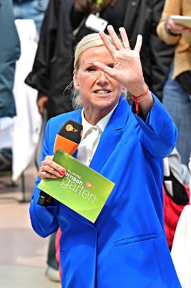 ZDF - Fernsehgarten. Moderatorin Andrea Kiwi Kiewel während der ZDF - Unterhaltungsshow Fernsehgarten am 17.05.2026 in Mainz. 20260517MWI122565