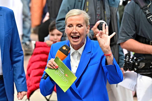 ZDF - Fernsehgarten. Moderatorin Andrea Kiwi Kiewel während der ZDF - Unterhaltungsshow Fernsehgarten am 17.05.2026 in Mainz. 20260517MWI122590