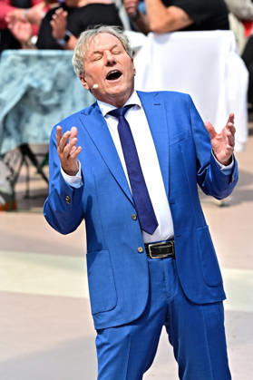 ZDF - Fernsehgarten. Sänger Bernhard Brink während der ZDF - Unterhaltungsshow Fernsehgarten am 17.05.2026 in Mainz. 20260517MWI122626