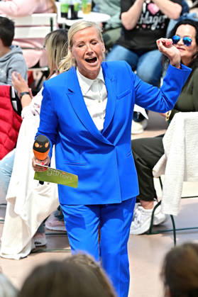 ZDF - Fernsehgarten. Moderatorin Andrea Kiwi Kiewel während der ZDF - Unterhaltungsshow Fernsehgarten am 17.05.2026 in Mainz. 20260517MWI122635