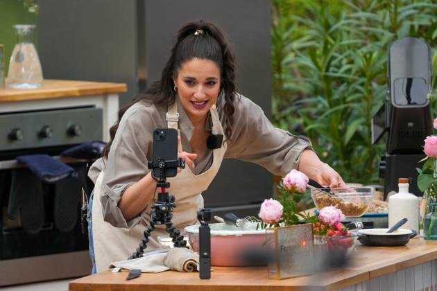 ZDF-Fernsehgarten 2026. Sally Özcan im ZDF Fernsehgarten bei der Schlagerparty am 17.05.2026 in Mainz. Mainz ZDF Fernsehgarten Rheinland-Pfalz