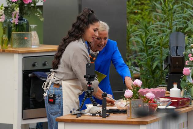 ZDF-Fernsehgarten 2026. Andrea (Kiwi) Kiewel und Sally Özcan im ZDF Fernsehgarten bei der Schlagerparty am 17.05.2026 in Mainz. Mainz ZDF Fernsehgarten Rheinland-Pfalz