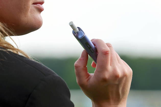 10.05.2026, Hoppegarten, Brandenburg, GER - E-Zigarette in einer Hand. (Anschnitt, aussen, Aussenaufnahme, Brandenburg, Detail, Detailaufnahme, deutsch, Deutschland, Droge, E-Vape, E-Zigarette, elektrische Zigarette, Europa, europaeisch, Genussmittel, Hand, Hoppegarten, QF, Querformat, Sucht, Suchtmittel, Vape, Vaporiser, Vaporizer, Verdampfer, Westeuropa, Wirtschaft, Zigarette) 260510D821HOPPEGARTEN.JPG