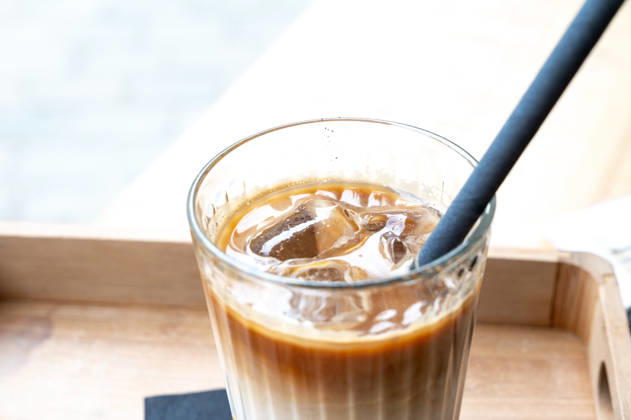 IMAGO Creative, Food, Trend, Iced Coffee Close-up of an iced latte served with a drinking straw. Tienen, Belgium 16 MAY 2026 Photo Werner Lerooy.