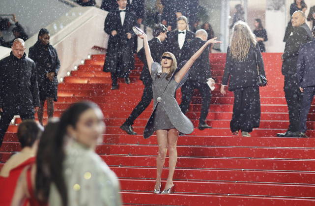 Frédérique Bel Montée des marches du film Her private hell lors du 79ème Festival International du Film de Cannes, le 18 mai 2026 Jacovides Moreau Bestimage Red carpet for Her private hell at the 79th Cannes International Film Festival on May 18, 2026 Cannes France Copyright: xJACOVIDES-MOREAUx xBESTIMAGExJACOVIDES-MOREAUx xBESTIMAGEx