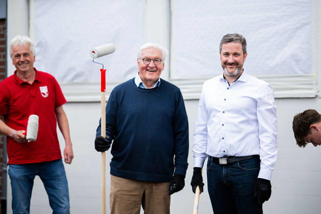 19.05.2026 - Frank-Walter Steinmeier in Herzebrock-Clarholz: Anlässlich des deutschlandweiten Ehrentags zum Geburtstags des Grundgesetzes besucht der Bundespräsident zahlreiche Mitmach-Aktionen bundesweit - hier am Vereinsgelände des Herzebrocker SV in Herzebrock-Clarholz bei Malerarbeiten am Vereinsgebäude mit Bürgermeister Marco Diethelm (CDU). , Herzebrock Nordrhein-Westfalen Deutschland Herzebrocker Sportverein