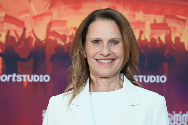 Moderatorin Katrin Müller-Hohenstein kommt zur Premiere von Mission Sommermärchen in den Kölner Cinedom: Die dreiteilige ZDF-Doku rekonstruiert den Weg Deutschlands zur WM 2006.