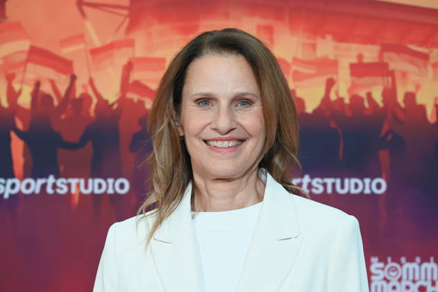 Moderatorin Katrin Müller-Hohenstein kommt zur Premiere von Mission Sommermärchen in den Kölner Cinedom: Die dreiteilige ZDF-Doku rekonstruiert den Weg Deutschlands zur WM 2006.