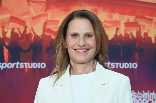Moderatorin Katrin Müller-Hohenstein kommt zur Premiere von Mission Sommermärchen in den Kölner Cinedom: Die dreiteilige ZDF-Doku rekonstruiert den Weg Deutschlands zur WM 2006.