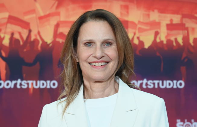 Moderatorin Katrin Müller-Hohenstein kommt zur Premiere von Mission Sommermärchen in den Kölner Cinedom: Die dreiteilige ZDF-Doku rekonstruiert den Weg Deutschlands zur WM 2006.