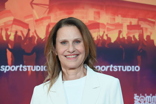 Moderatorin Katrin Müller-Hohenstein kommt zur Premiere von Mission Sommermärchen in den Kölner Cinedom: Die dreiteilige ZDF-Doku rekonstruiert den Weg Deutschlands zur WM 2006.