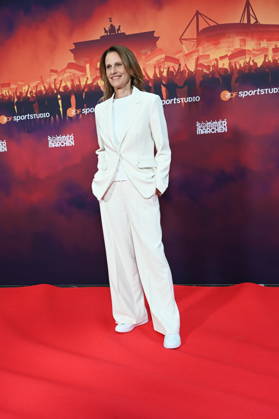 Moderatorin Katrin Müller-Hohenstein kommt zur Premiere von Mission Sommermärchen in den Kölner Cinedom: Die dreiteilige ZDF-Doku rekonstruiert den Weg Deutschlands zur WM 2006.