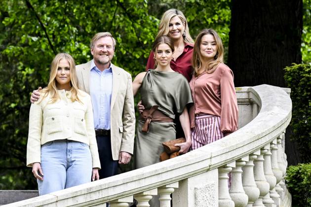 Den Haag, The Netherlands, 2026-05-21 11:42:00 THE HAGUE, 21-05-2026, Clingendael Royal House Spring Photo Session 2026 at Clingendael in The Hague PHOTO: NLBeeld Patrick van EmstIn the photo: King Willem-Alexander and Queen Maxima with their daughters Princess Amalia, Princess Ariane and Princess Alexia Credit: NL Beeld Patrick van Emst  Copyright: xx x