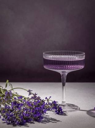 Eleganter Lavendelcocktail, serviert in einem stilvollen Glas, begleitet von frischen Lavendelblüten, die eine raffinierte und erfrischende Atmosphäre schaffen Elegant lavender cocktail served in a stylish glass, accompanied by fresh lavender flowers that create a sophisticated and refreshing atmosphere Copyright: imageBROKER VictoriaxKondysenko ibxiqx17660430.jpg