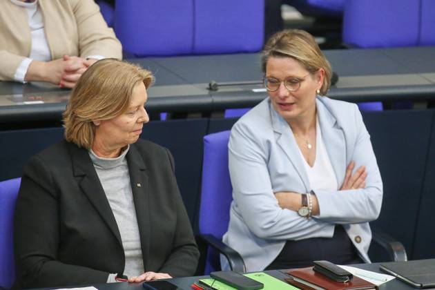 Berlin, Deutschland, 22.05.2026: Deutscher Bundestag: 81. Bundestagssitzung: Bundesministerin für Arbeit und Soziales Bärbel Bas (SPD) und Bundesministerin der Justiz und für Verbraucherschutz Stefanie Hubig (SPD) Copyright: xdtsxNachrichtenagenturx dts_119900