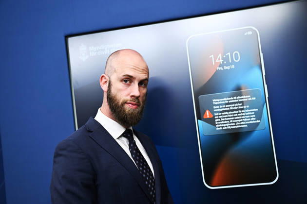 STOCKHOLM, SWEDEN 20260522 Minister for Civil Defense Carl Oskar Bohlin M stares at the example of the warning system to the civilian population, which was presented during a press conference STOCKHOLM SWEDEN x10060x Copyright: xHenrikxMontgomery TTx PRESSTRÄFF VARNINGSSYSTEM TILL CIVILBEFOLKNINGEN ZS93YOOEzh4