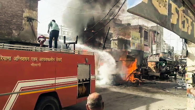 RECORD DATE NOT STATED Firefighting operations underway after a fire breaks out in a transformer at Phool Wala Chowk Bhiwani, May 22 (ANI): Firefighting operations underway after a fire breaks out in a transformer at Phool Wala Chowk, in Bhiwani on Friday. (ANI Video Grab) Bhiwani Haryana India Copyright: xANIx ANI_20260522394
