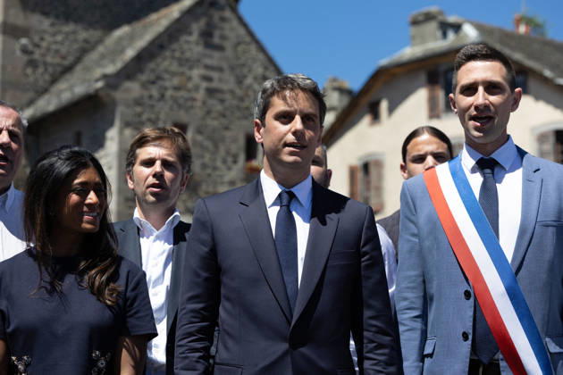 Gabriel Attal Announces his candidacy for the presidential elections - Mur-de-Barrez General Secretary of French centrist party Renaissance Gabriel Attal, Mayor of Mur-de-Barrez Pierre Ignace, Prisca Thevenot sing the Marseillaise after his speech during a visit to the village of Mur-de-Barrez in the Aveyron department, southwestern France on May 22, 2026. Former prime minister Gabriel Attal said on May 22, 2026 he was running for president next year. Photo by Raphael Lafargue ABACAPRESS.COM Mur-de-Barrez France  Copyright: xLafarguexRaphael ABACAx