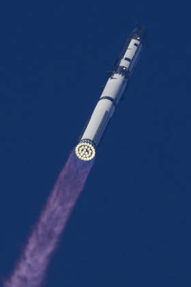 May 22, 2026, Starbase, Texas, USA: A new version of the SpaceX Starship rocket launches from Starbase, Texas, on May 22, 2026. Starbase USA  - ZUMAb268 20260522_znp_b268_012 Copyright: xJenniferxBriggsx