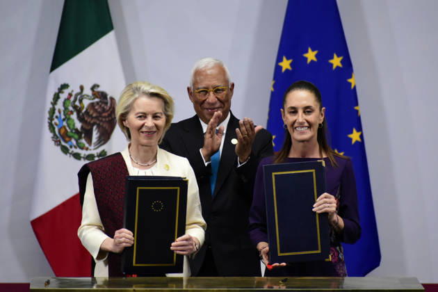 European Council President Antonio Costa, Mexican President Claudia Sheinbaum Pardo and European Commission President Ursula von der Leyen signing the agreement during a press conference for the signing of the modernized EU-Mexico Global Agreement at the National Palace as part of the 8th EU-Mexico Summit. on May 22, 2026 in Mexico City, Mexico. Mexico City Mexico - ZUMAe321 20260522_zia_e321_036 Copyright: xLuisxBarronx
