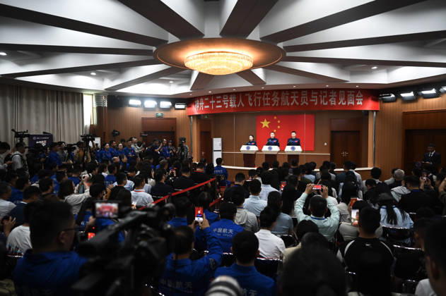 (260523) -- JIUQUAN, May 23, 2026 -- Chinese astronauts Zhu Yangzhu (C), Zhang Zhiyuan (R) and Li Jiaying, or Lai Ka-ying in Cantonese, for the upcoming Shenzhou-23 crewed spaceflight mission, meet the press at the Jiuquan Satellite Launch Center in northwest China, May 23, 2026. ) FOCUS Astronauts of China s Shenzhou-23 mission meet press LianxZhen 
