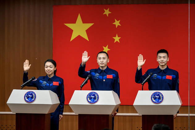 (260523) -- JIUQUAN, May 23, 2026 -- Chinese astronauts Zhu Yangzhu (C), Zhang Zhiyuan (R) and Li Jiaying, or Lai Ka-ying in Cantonese, for the upcoming Shenzhou-23 crewed spaceflight mission, meet the press at the Jiuquan Satellite Launch Center in northwest China, May 23, 2026. ) FOCUS Astronauts of China s Shenzhou-23 mission meet press LianxZhen 
