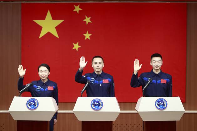 JIUQUAN, CHINA - MAY 23: Chinese astronauts Zhu Yangzhu (C), Zhang Zhiyuan (R) and Li Jiaying, or Lai Ka-ying in Cantonese, for the upcoming Shenzhou-23 crewed spaceflight mission, meet the press at the Jiuquan Satellite Launch Center on May 23, 2026 in Jiuquan, China. The Shenzhou-23 crewed spaceship is scheduled to be launched at 11:08 p.m. Sunday (Beijing Time) from the Jiuquan Satellite Launch Center in northwest China, the China Manned Space Agency announced at a press conference earlier on May 23.  Copyright: xVCGx 111643571259