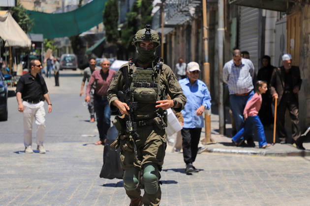 Israeli forces block entrances with iron barriers during settler raid in Hebron HEBRON, PALESTINE - MAY 23: Israeli settlers, under the protection of Israeli forces, raid the Old City area of Hebron in the southern West Bank, Palestine, on May 23, 2026. Blocking entrances and exits with iron barriers during the raid, Israeli forces restricted the movement of Palestinians. Amer Shallodi Anadolu Hebron West Bank. Editorial use only. Please get in touch for any other usage.  Copyright: x2026xAnadoluxAmerxShallodix