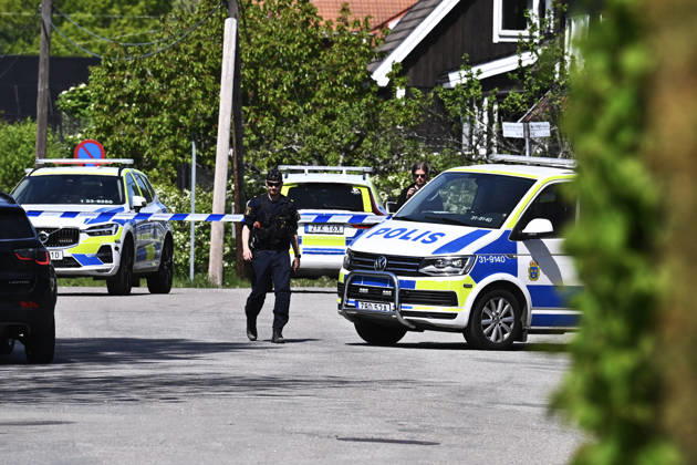 STOCKHOLM, SWEDEN 20260523 Police on the scene after three people have been shot at a villa in Älvsjö Two people have minor injuries, while one is initially thought to be more seriously injured A suspect has been arrested and work is underway to find out more about what happened STOCKHOLM SWEDEN x10090x  Copyright: xClaudioxBresciani TTx SKOTTLOSSNING ÄLVSJÖ rCwxKAc4CEM
