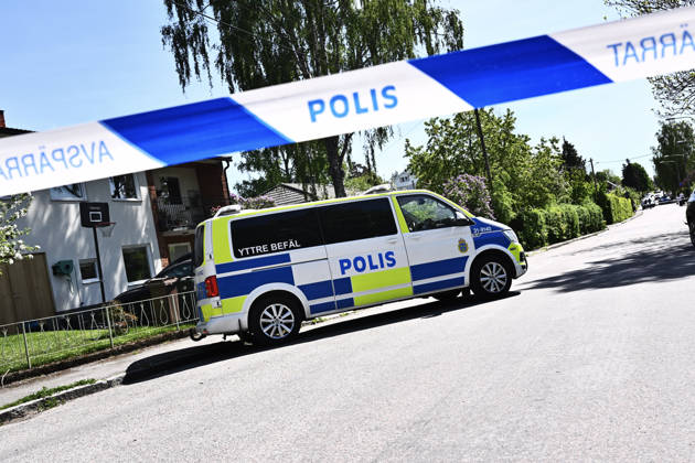 STOCKHOLM, SWEDEN 20260523 Police on the scene after three people have been shot at a villa in Älvsjö Two people have minor injuries, while one is initially thought to be more seriously injured A suspect has been arrested and work is underway to find out more about what happened STOCKHOLM SWEDEN x10090x  Copyright: xClaudioxBresciani TTx SKOTTLOSSNING ÄLVSJÖ cLcw_8ZB370