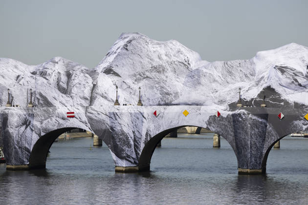 Paris, France May 23, 2026 - The Seine flows beneath JR s artwork titled La Caverne du Pont-Neuf on May 23, 2026 in Paris, France. In homage to the work by Christo and Jeanne-Claude, who wrapped the Pont-Neuf in 1985, the artist JR is currently installing the world™s largest immersive artwork, La Caverne du Pont-Neuf, which measures 120 meters long, 20 meters wide, and between 12 and 18 meters high. ARTISTE JR, ART, INSTALLATION ARTISTIQUE, ILLUSTRATION, PAYSAGE URBAIN, PONT NEUF, MONUMENT, VUE DE PARIS, OEUVRE D ART MONUMENTALE EPHEMERE, INSOLITE, ARCHITECTURE Copyright: xVincentxIsorex