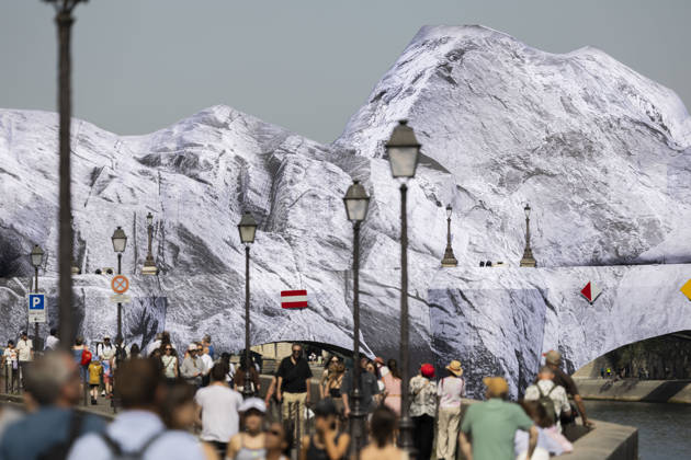 Paris, France May 23, 2026 - The Seine flows beneath JR s artwork titled La Caverne du Pont-Neuf on May 23, 2026 in Paris, France. In homage to the work by Christo and Jeanne-Claude, who wrapped the Pont-Neuf in 1985, the artist JR is currently installing the world™s largest immersive artwork, La Caverne du Pont-Neuf, which measures 120 meters long, 20 meters wide, and between 12 and 18 meters high. ARTISTE JR, ART, INSTALLATION ARTISTIQUE, ILLUSTRATION, PAYSAGE URBAIN, PONT NEUF, MONUMENT, VUE DE PARIS, OEUVRE D ART MONUMENTALE EPHEMERE, INSOLITE, ARCHITECTURE Copyright: xVincentxIsorex