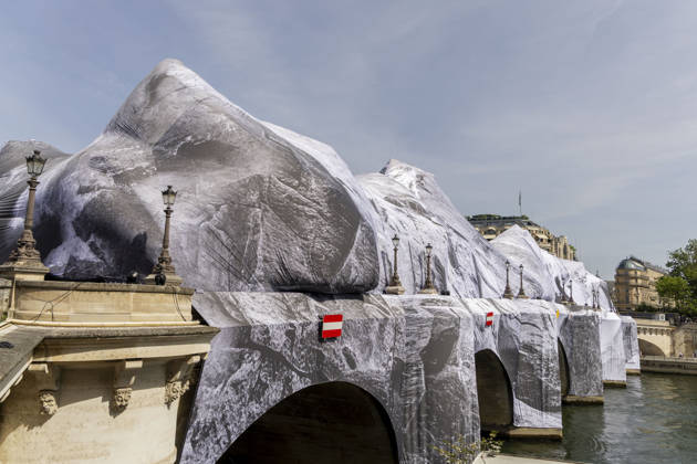 Paris, France May 23, 2026 - The Seine flows beneath JR s artwork titled La Caverne du Pont-Neuf on May 23, 2026 in Paris, France. In homage to the work by Christo and Jeanne-Claude, who wrapped the Pont-Neuf in 1985, the artist JR is currently installing the world™s largest immersive artwork, La Caverne du Pont-Neuf, which measures 120 meters long, 20 meters wide, and between 12 and 18 meters high. ARTISTE JR, ART, INSTALLATION ARTISTIQUE, ILLUSTRATION, PAYSAGE URBAIN, PONT NEUF, MONUMENT, VUE DE PARIS, OEUVRE D ART MONUMENTALE EPHEMERE, INSOLITE, ARCHITECTURE Copyright: xVincentxIsorex