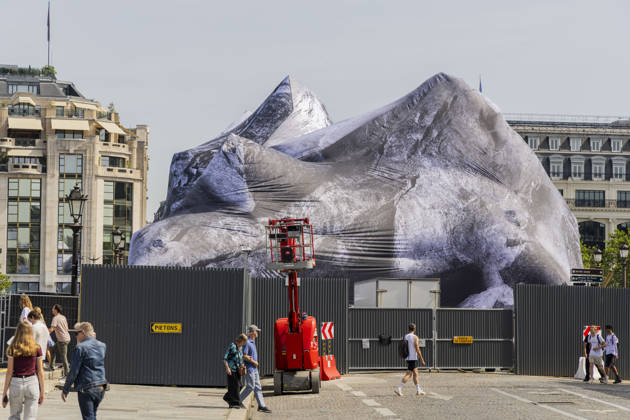 Paris, France May 23, 2026 - The Seine flows beneath JR s artwork titled La Caverne du Pont-Neuf on May 23, 2026 in Paris, France. In homage to the work by Christo and Jeanne-Claude, who wrapped the Pont-Neuf in 1985, the artist JR is currently installing the world™s largest immersive artwork, La Caverne du Pont-Neuf, which measures 120 meters long, 20 meters wide, and between 12 and 18 meters high. ARTISTE JR, ART, INSTALLATION ARTISTIQUE, ILLUSTRATION, PAYSAGE URBAIN, PONT NEUF, MONUMENT, VUE DE PARIS, OEUVRE D ART MONUMENTALE EPHEMERE, INSOLITE, ARCHITECTURE Copyright: xVincentxIsorex