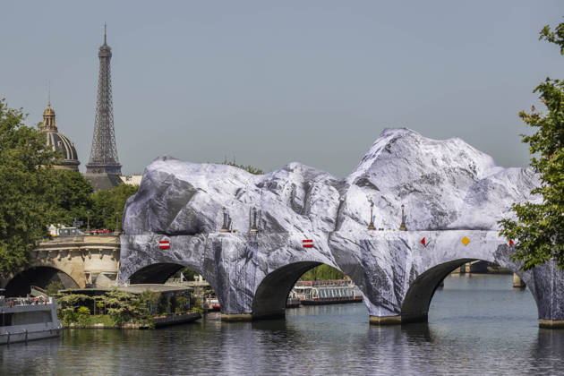Paris, France May 23, 2026 - The Seine flows beneath JR s artwork titled La Caverne du Pont-Neuf on May 23, 2026 in Paris, France. In homage to the work by Christo and Jeanne-Claude, who wrapped the Pont-Neuf in 1985, the artist JR is currently installing the world™s largest immersive artwork, La Caverne du Pont-Neuf, which measures 120 meters long, 20 meters wide, and between 12 and 18 meters high. ARTISTE JR, ART, INSTALLATION ARTISTIQUE, ILLUSTRATION, PAYSAGE URBAIN, PONT NEUF, MONUMENT, VUE DE PARIS, OEUVRE D ART MONUMENTALE EPHEMERE, INSOLITE, ARCHITECTURE, TOUR EIFFEL Copyright: xVincentxIsorex