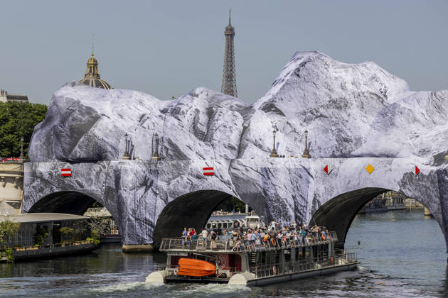 Paris, France May 23, 2026 - The Seine flows beneath JR s artwork titled La Caverne du Pont-Neuf on May 23, 2026 in Paris, France. In homage to the work by Christo and Jeanne-Claude, who wrapped the Pont-Neuf in 1985, the artist JR is currently installing the world™s largest immersive artwork, La Caverne du Pont-Neuf, which measures 120 meters long, 20 meters wide, and between 12 and 18 meters high. ARTISTE JR, ART, INSTALLATION ARTISTIQUE, ILLUSTRATION, PAYSAGE URBAIN, PONT NEUF, MONUMENT, VUE DE PARIS, OEUVRE D ART MONUMENTALE EPHEMERE, INSOLITE, ARCHITECTURE, TOUR EIFFEL Copyright: xVincentxIsorex