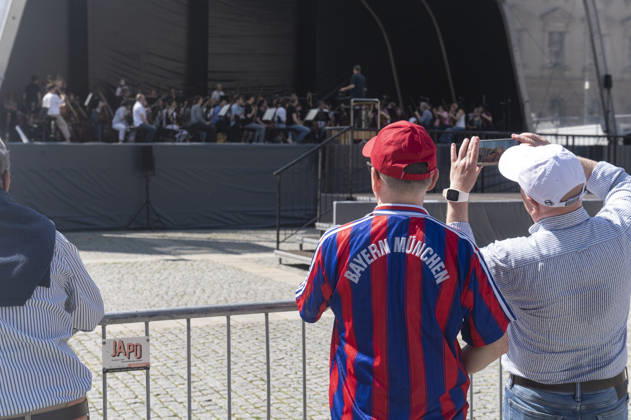 Berlin Germany 23rd May 2026 On the Bebelplatz in the centre of Berlin final preparations are made for the Staatsoper fur alle 2026 concert. Musical director Christian Thielemann puts the orchestra through its paces perfecting every nuance. Bayern Munchen fans in town for the final of the DFB Pokal enjoy the treat. unter der linden